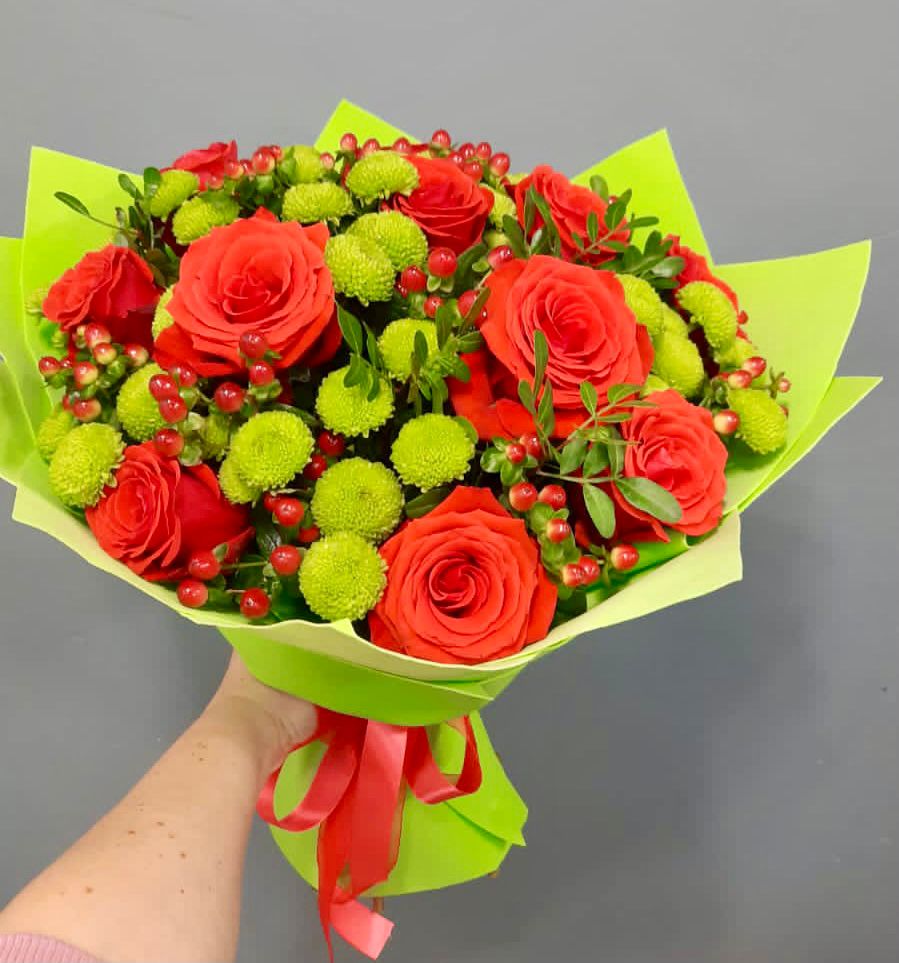 Букет цветов из: Хризантемы и Розы в Сельцо Ленинградская область