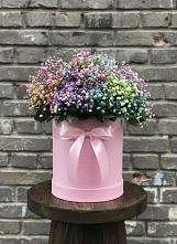 Цветочная композиция из Гипсофила и Розы в шляпной коробке в Сельцо Ленинградская область