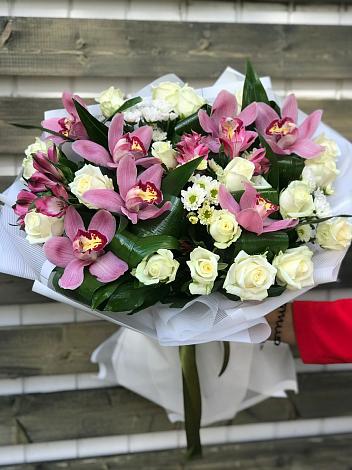 Букет цветов из: Розы и Хризантемы в Сельцо Ленинградская область