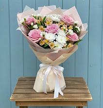 Букет цветов из:  Гвоздики, Орхидеи и Розы в Сельцо Ленинградская область
