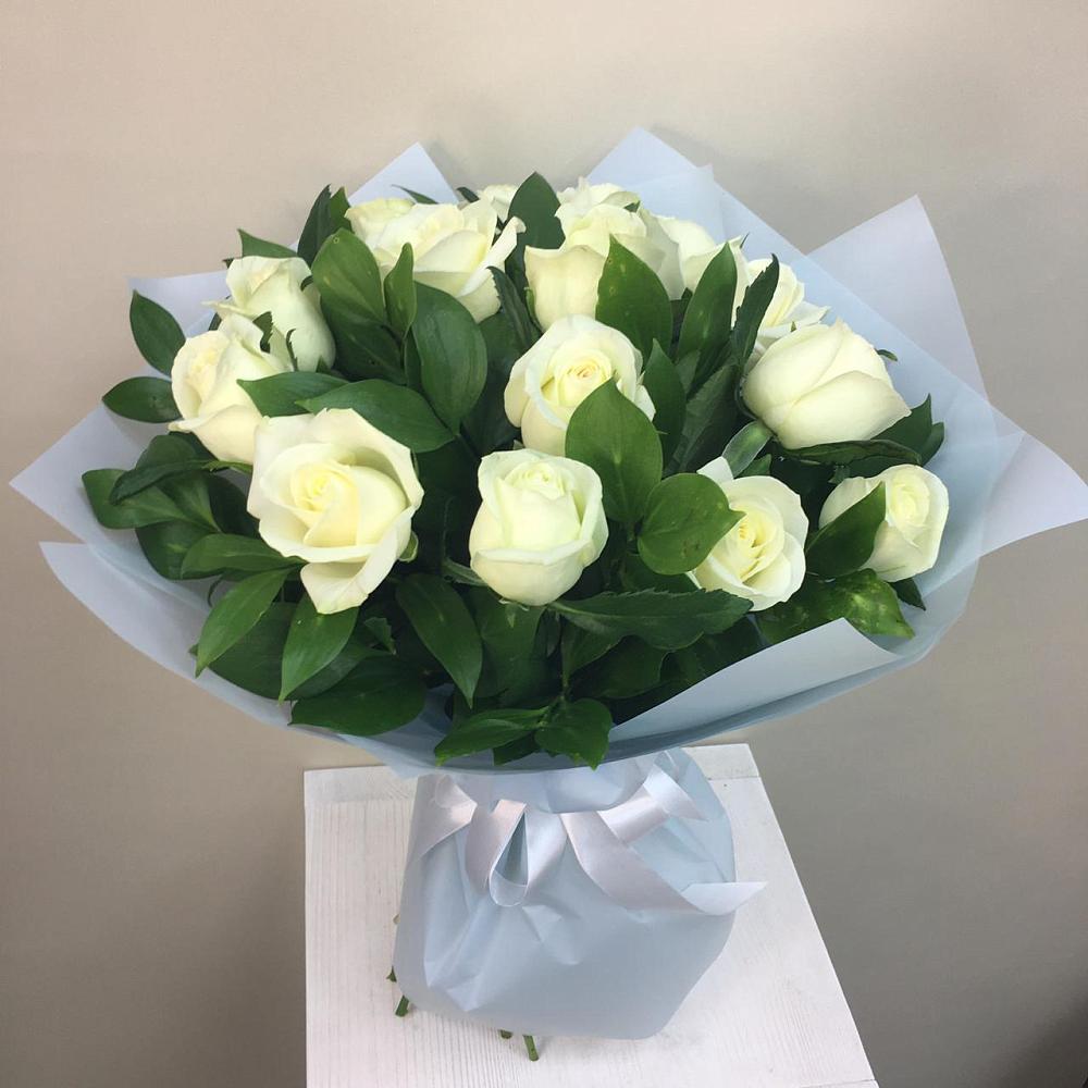 Букет 15 Белых роз Проуд в Сельцо Ленинградская область