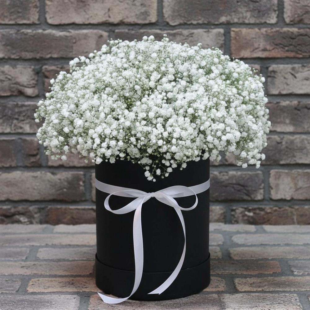 Цветочная композиция из Гипсофила в шляпной коробке в Сельцо Ленинградская область