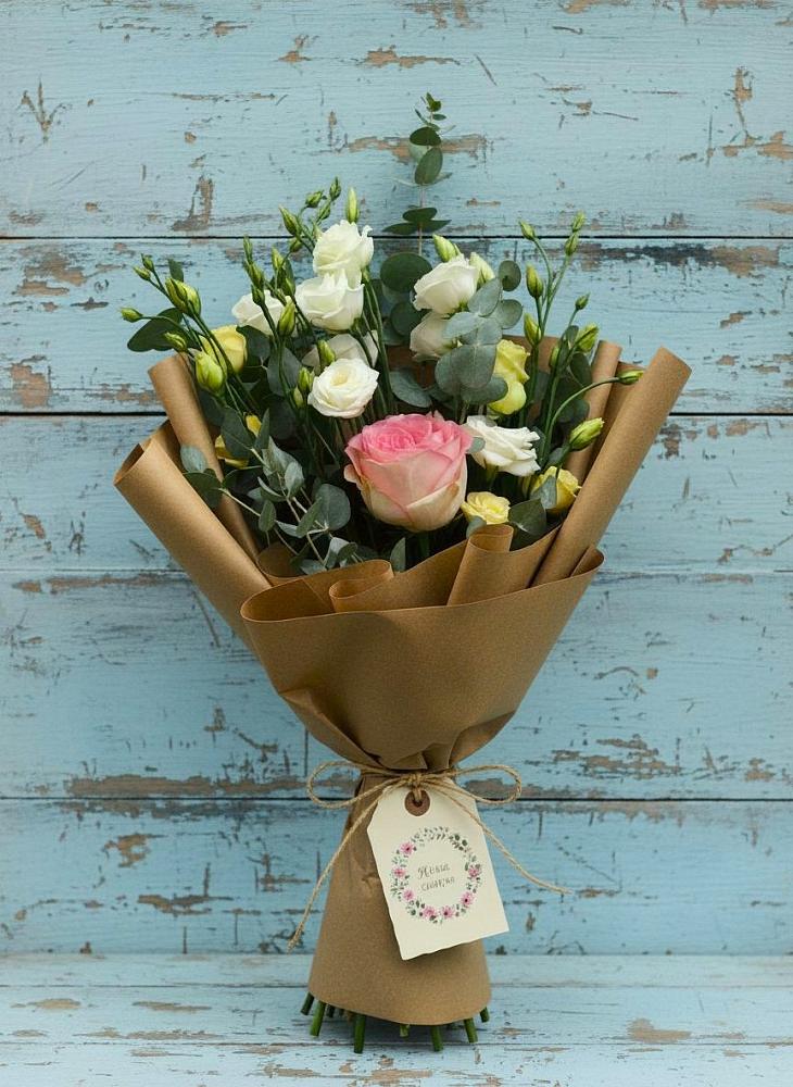 Букет цветов из: Розы и Лизиантусы в Сельцо Ленинградская область