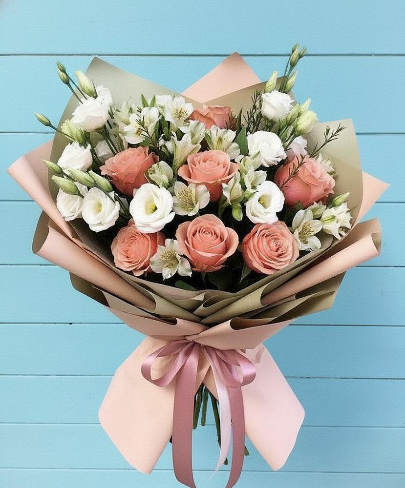Букет цветов из: Розы, Альстромерии и Лизиантусы в Сельцо Ленинградская область