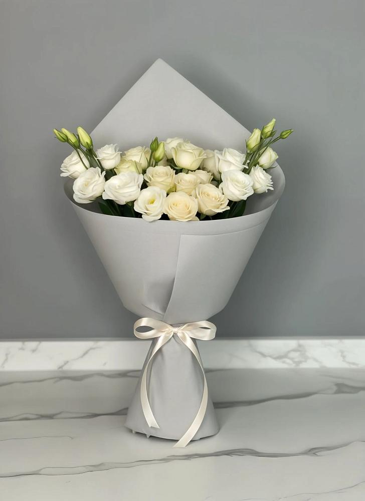 Букет цветов из: Розы и Лизиантусы в Сельцо Ленинградская область