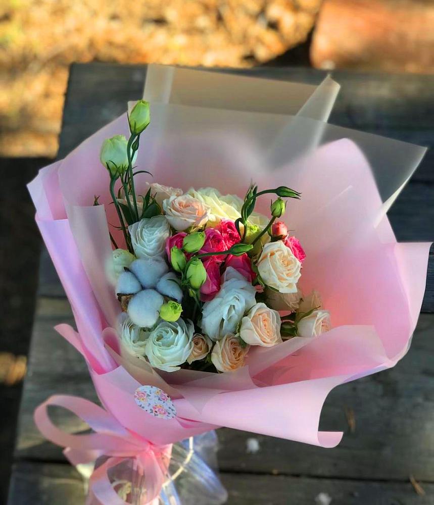 Букет цветов из: Розы и Лизиантусы в Сельцо Ленинградская область