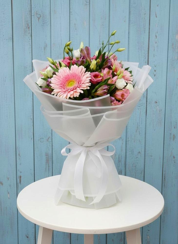 Букет цветов из: Герберы, Альстромерии и Лизиантусы в Сельцо Ленинградская область