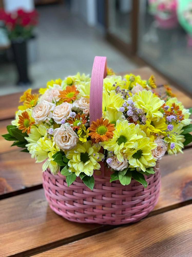 Цветочная композиция из Хризантемы и Розы в корзине в Сельцо Ленинградская область