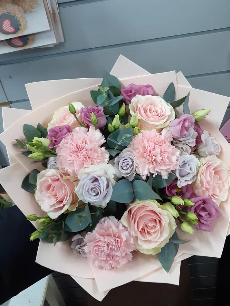 Букет цветов из: Розы, Гвоздики и Лизиантусы в Сельцо Ленинградская область