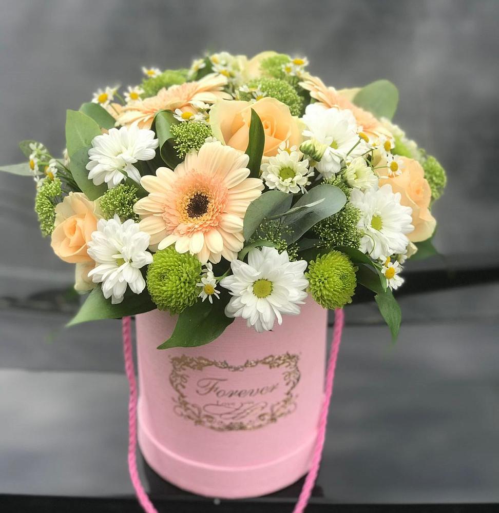 Цветочная композиция из Розы, Герберы и Хризантемы в шляпной коробке в Сельцо Ленинградская область