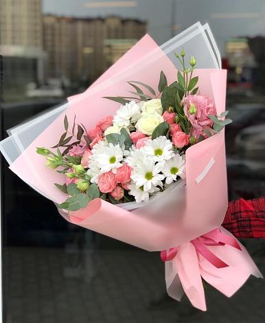 Букет цветов из: Розы, Лизиантусы и Хризантемы в Сельцо Ленинградская область