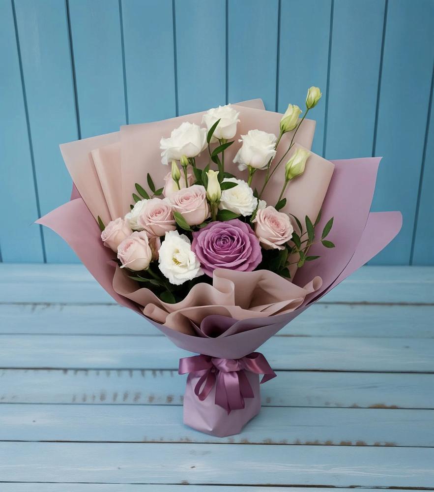 Букет цветов из: Розы и Лизиантусы в Сельцо Ленинградская область